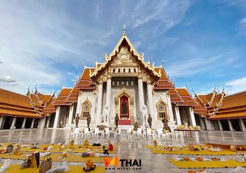 กราบพระพุทธชินราช อุโบสถหินอ่อน วัดเบญจมบพิตรดุสิตวนารามราชวรวิหาร