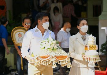 คู่รักใจบุญ! นุ่น วรนุช – ต๊อด ปิติ จูงมือหวาน ทำบุญทอดกฐิน พร้อมมอบทุนการศึกษาให้เยาวชน