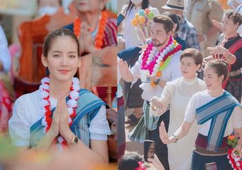 ม่วนซื่น!  โบว์ เมลดา นำทีมผู้จัดและนักแสดงใต้เงาตะวัน ทอดผ้าป่าสามัคคี วัดสามโพธิ์คำ นครพนม