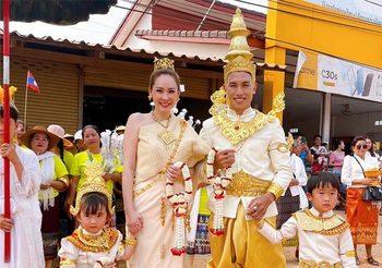 นุ้ย สุจิรา งดงามในบทนางมัทรี พิธีแห่งานบุญพระเวส ณ สปป.ลาว  