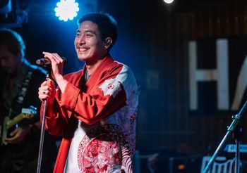 โตโน่ มันส์จัด! ถอดเสื้อแจกแฟนคลับ สาดความสุขส่งท้ายสงกรานต์ จ.นครสวรรค์