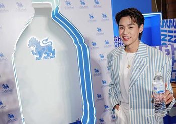 เก็บตกบรรยากาศ พาร์คพารากอน แทบแตก! น้ำดื่มสิงห์ เปิดตัวพรีเซ็นเตอร์คนใหม่ล่าสุด! บิวกิ้น พุฒิพงศ์ หนุ่มฮอตขวัญใจคนทุกเจน ส่งต่อ น้ำดื่มที่ใช่ น้ำดื่มสะอาด สำหรับทุกคน!