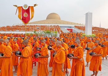 วันคุ้มครองโลก 22 เมษา Earth Day ทำบุญตักบาตรสามเณร 5,000 รูป