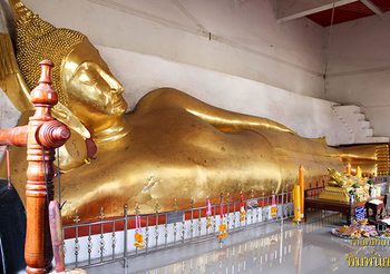 สักการะ เณรแก้ว กราบรอยพระพุทธบาทไม้จำลองศิลปะอู่ทอง ณ วัดพระรูป