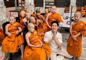 อัค-อัครัฐ ร่วมใส่บาตรสามเณร 12 รูปที่วัดมเหยงคณ์ จ.พระนครศรีอยุธยา