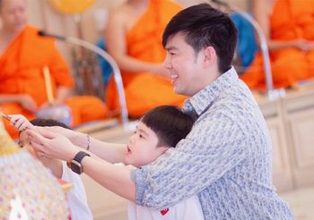 บีม กวี ทำบุญวันเกิดพร้อมครอบครัวอย่างเรียบง่าย