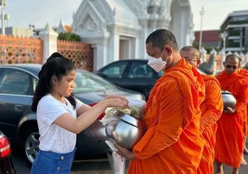 “อ้อม พิยดา” พา “น้องนาวา”ทำบุญวันเกิดอายุครบ 11 ขวบ
