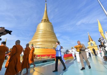 วธ. จัดพิธีเจริญพระพุทธมนต์ ตักบาตรพระสงฆ์ เวียนเทียนและถวายผ้าห่มพระบรมบรรพต งานวันวิสาขบูชา ณ วัดสระเกศ