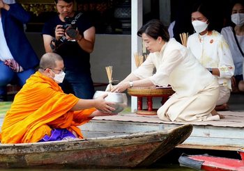 วธ. ชวนแต่งไทย สืบสานประเพณีตักบาตรทางน้ำ “นาวาภิกขาจาร” ณ วัดป่าเลไลยก์วรวิหาร เมืองสุพรรณบุรี