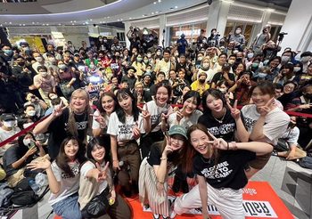 แฟนคลับแน่น! “BNK48-CGM48” รวมตัวเล่นดนตรีเปิดหมวก รายได้ซื้อระฆังถวายวัด 