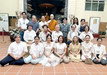 เมย์ เฟื่องอารมย์ พร้อมผู้จัดละคร ร่วมทำบุญถวายเพลพระ วัดปทุมวนาราม