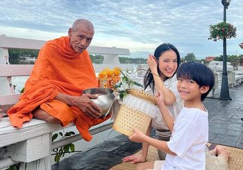 แพท ณปภา นุ่งซิ่น พาลูกชาย ‘น้องเรสซิ่ง’ ใส่บาตร ที่อัมพวา จ.สมุทรสงคราม