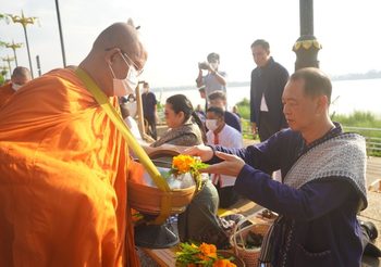 วธ. ชวนพุทธศาสนิกชนเติมบุญสวมผ้าไทย ห่มสไบ ใส่บาตรริมโขง