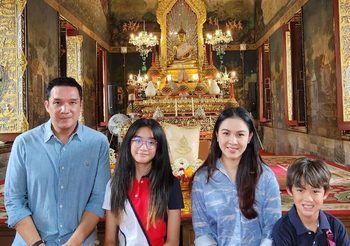 กบ สุวนันท์ พาครอบครัวทำบุญวันเกิดครบรอบ 45 ปี ณ วัดปทุมวนารามฯ