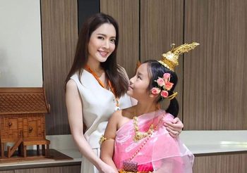 เป็นปลื้ม! แม่แอฟ ทักษอร อวดภาพ ‘น้องปีใหม่’ เป็นนางรำโรงเรียน