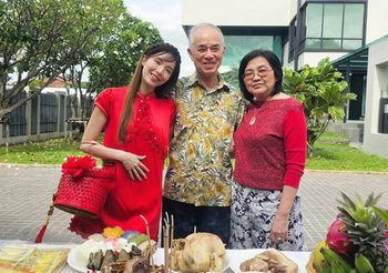 สีสันวันสารทจีน “บัว สโรชา” และครอบครัว สืบสานประเพณีไหว้บรรพบุรุษ