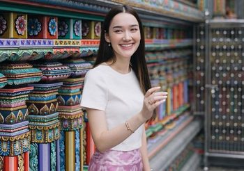 ส่อง! เดียร์น่า ฟลีโป นุ่งซิ่นทำบุญครบรอบวันเกิด งดงามอย่างไทย