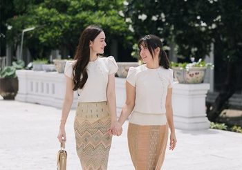 เดียร์น่า ควง ธัญญ่า ทำบุญส่งท้ายเดือนเกิด ถวายเทียน ผ้าไตรจีวร