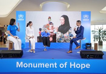 UNHCR เปิดตัวผลงานศิลปะ “อนุสาวรีย์ไหมพรมแห่งความรัก” จัดแสดง และระดมทุนมอบความช่วยเหลือเด็กผู้ลี้ภัยทั่วโลก