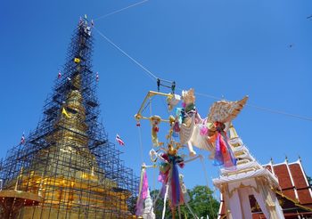 ปลัดกระทรวงวัฒนธรรมร่วมพิธียกช่อดอกไม้ทองคำประดับอัญมณี มหาบารมีถวายเป็นพุทธบูชา แด่องค์พระมหาธาตุเจ้าภูเพียงแช่แห้ง จังหวัดน่าน