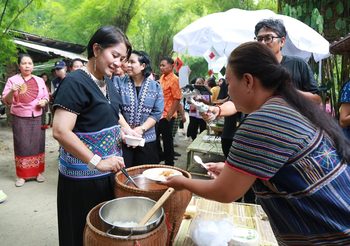 เปิดประสบการณ์เที่ยวตลาดน้ำแนวใหม่ วธ.ชวนปักหมุด “ตลาดน้ำกลางป่ากวางโจว” เที่ยวสบายในป่าไผ่บนน้ำตก เพลิดเพลินกับเมนูอร่อยในกระบอกไม้ไผ่ หนุนกระตุ้นเศรษฐกิจ สร้างรายได้แก่ชุมชน