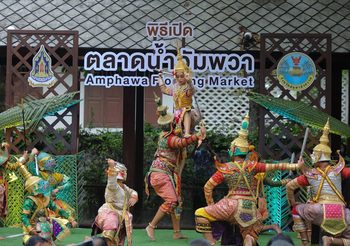วธ. ชู Soft Power  “ตลาดน้ำอัมพวา” สืบสานวัฒนธรรมไทย  ชวนนักท่องเที่ยวหิ้วตะกร้าช้อปของดี กินของเด็ด ปักหมุดแชะภาพ “โขนรามเกียรติ์” นั่งเรือชมหิ่งห้อย