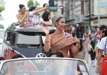 “แอนโทเนีย” ขึ้นรถแห่รอบเมืองโคราช พร้อมสักการะ “ย่าโม”