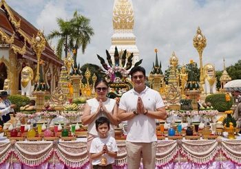 ชาคริต-แอน พา น้องโพธิ์ ไหว้บวงสรวงพระธาตุพนม