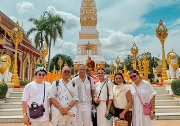 แพนเค้ก นุ่งซิ่นไทยพื้นเมือง พาครอบครัว ไหว้พระธาตุพนม  พระธาตุโพน