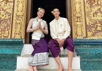 งดงามแบบแม่หญิงลาว แพรวา ควงคู่ซี้ พลัสเตอร์ ทำบุญวัดหลวงพระบาง