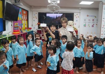 “ไทโอ-ติวเตอร์” ฉลองวันเกิดแจกอาหารผู้ยากไร้ พร้อมปันความสุขให้น้องบ้านนกขมิ้น