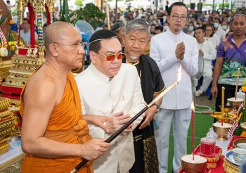 วัดไก่เตี้ย จัดงานสวดนพเคราะห์เจริญพระพุทธมนต์ ไหว้พระราหู เสริมดวงเสริมบารมี ร่ำรวยเงินทอง หลังองค์พระราหูเคลื่อนออกราศีเมษไปราษีมีน ประชาชนร่วมทำพิธีเนื่องแน่น