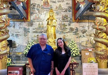 อั้ม พัชราภา ควงคุณพ่อ ทำบุญสักการะเจ้าแม่กวนอิม มูลนิธิกู้ภัยร่มไทร