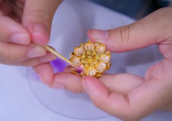ทองถนิม ร่วมมือ มหาวิชชาลัยพุทธเศรษฐศาสตร์ เชิดชูศิลปะเครื่องทองไทย จัด Workshop ลงยาสี สอนอาชีพสร้างรายได้คนในชุมชน จ.เชียงราย