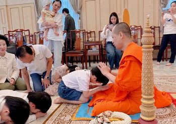 บีม กวี-ออย จัดเต็มบุญใหญ่ พาลูกแฝดทำบุญ วัดสระเกศฯ