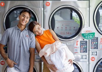 บอม วชิรวุธ แข้งจากสโมสรดัง จูงมือ 2 สาวงามดีกรีนางงาม ฬักษณ์ ชลลี่ – โบอิ้ง ธัญญ์นภัส แนะร้าน ทเวนตี้โฟร์ วอช “ซักที่นี่ ดีต่อโลก”