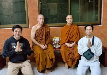 เกรท วรินทร – เอ็ม อภินันท์ ร่วมใส่บาตร พระต้น หลังอุปสมบทวัดป่าฯ