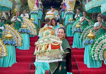 ม่วนชื่น นุ้ย สุจิรา ร่วมทอดกฐิน 2 ฝั่งโขง ไทย-ลาว ยอดบุญ 632 ล้านกีบ