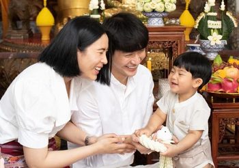 ส่องความน่ารัก “น้องพีร์เจ” แม่จุ๋ย-พ่อพุฒ พาทำบุญวันเกิดครบ 1 ขวบ 