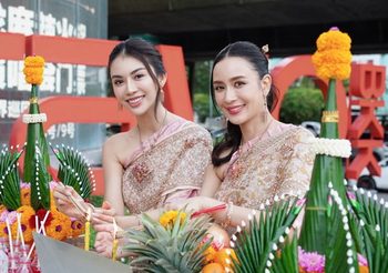 เบนซ์ ปุณยาพร – ชมพู อทิตา รำแก้บนถวายพระพรหม ณ Show DC 