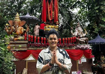 “เก่ง ธชย”  สักการะองค์พ่อพิฆเนศ ไม้ตะเคียนใหญ่สุดในโลกที่เชียงใหม่