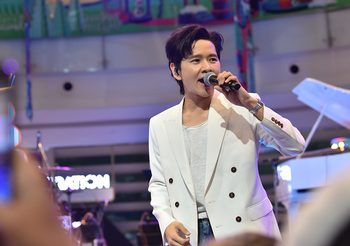 คิง เพาเวอร์ จัดเต็มความสนุกส่งท้ายปี ชวน โต๋ ศักดิ์สิทธิ์ – ซาร่า ซาโลรา – เพียว เอกพันธ์ ถ่ายทอดบทเพลงมอบความสุขไม่รู้จบ