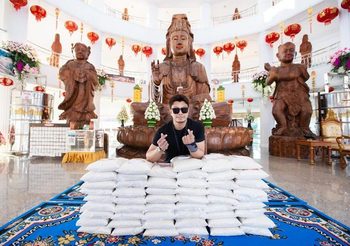 หนุ่ม กะลา นักร้องสายบุญ บริจาคข้าวสารช่วยเหลือเด็ก ที่วัดห้วยปลากั้ง จังหวัดเชียงราย
