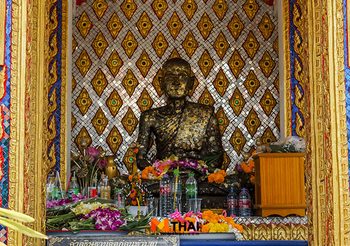 กราบหลวงพ่อปลด วัดอุบลวนาราม ขอพรปลดหนี้ ปลอดทุกข์