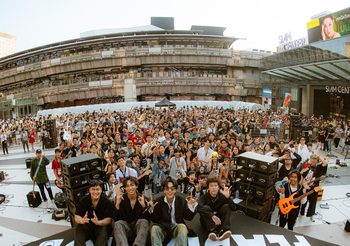 “PAPER PLANES FLASH MOB” รวมตัวคนเล่นดนตรี ทุกเพศ ทุกวัย จากทั่วประเทศกว่า 85 ชีวิต โชว์ “ทรงอย่างแบด” พร้อมกัน กระหึ่มใจกลางกรุงฯ