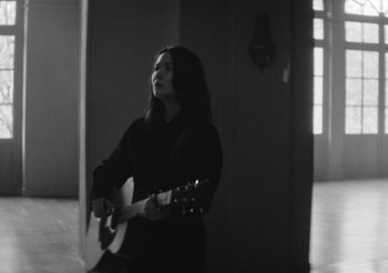 ชมการแสดงของ Mitski กับทีม La Blogothèque ในเพลง “I’m Your Man” และการเพิ่มรอบการแสดงของทัวร์คอนเสิร์ต The Land Is Inhospitable and So Are We ในปี 2024