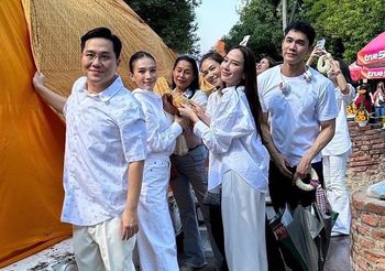 อั้ม พัชราภา ทำบุญห่มผ้าองค์พระเจดีย์กับแก๊งเพื่อน วัดใหญ่ชัยมงคล