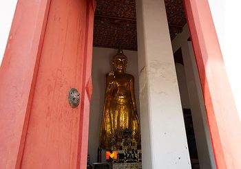 กราบพระยืน ขอพรความสำเร็จจากพระนั่ง วัดราชโอรสาราม