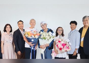 คุณไพบูลย์ ดำรงชัยธรรม พร้อมคณะผู้บริหาร มอบช่อดอกไม้แสดงความยินดีกับ เบิร์ด-ธงไชย ศิลปินแห่งชาติ
