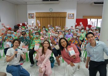 “การ์ตูน-เชียร์” นำทีม “ชาเม่” มอบคริสตัล คอลลาเจน ให้ผู้สูงวัยมูลนิธิมิตรภาพสงเคราะห์คนชราหญิง
